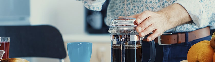 Presionar émbolo en cafetera francesa