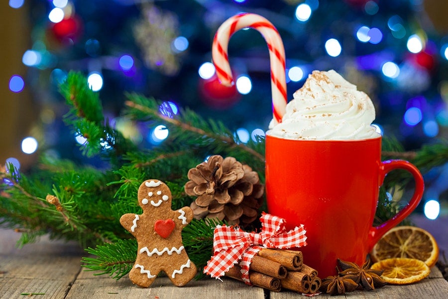 Taza de café con motivos navideños
