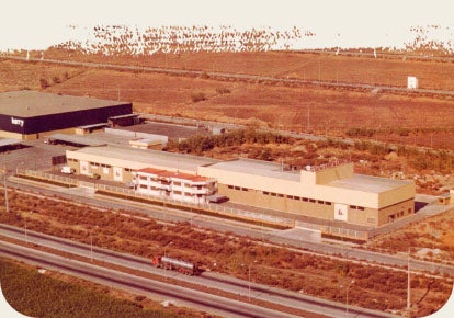 Vista aérea de la fábrica de Málaga Comercial, S.A., en el 1954